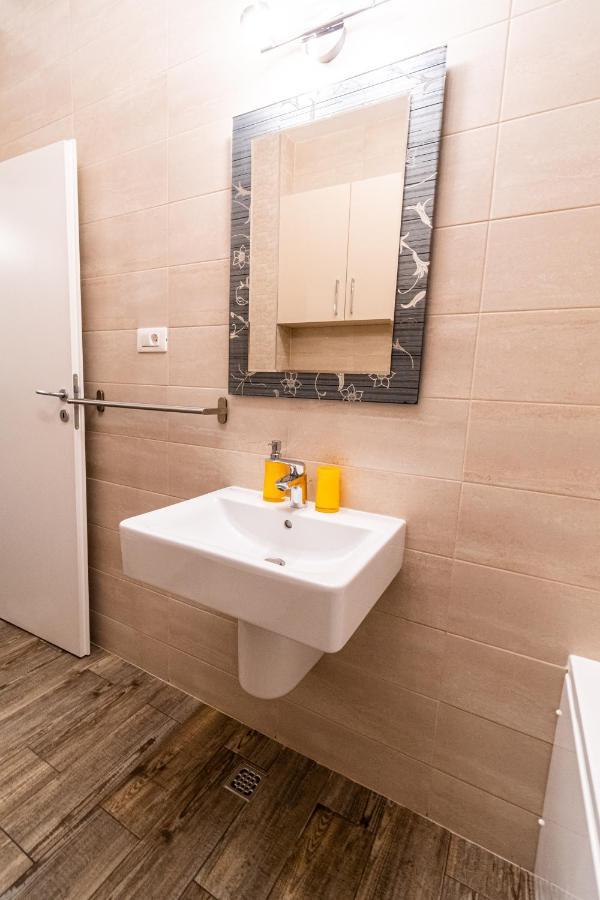 Yan Apartment - Near Mall & Free Private Parking 브라쇼브 외부 사진