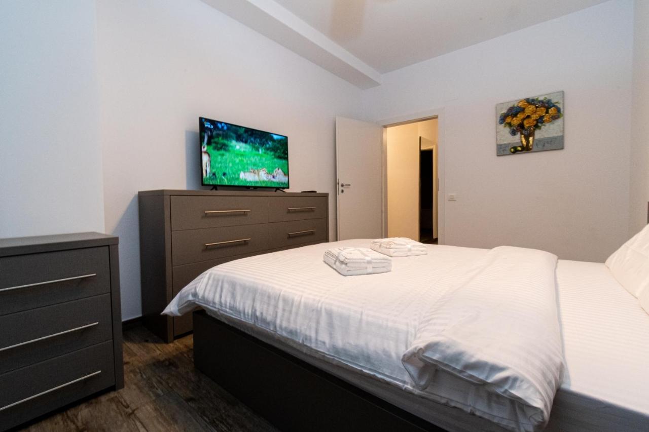 Yan Apartment - Near Mall & Free Private Parking 브라쇼브 외부 사진