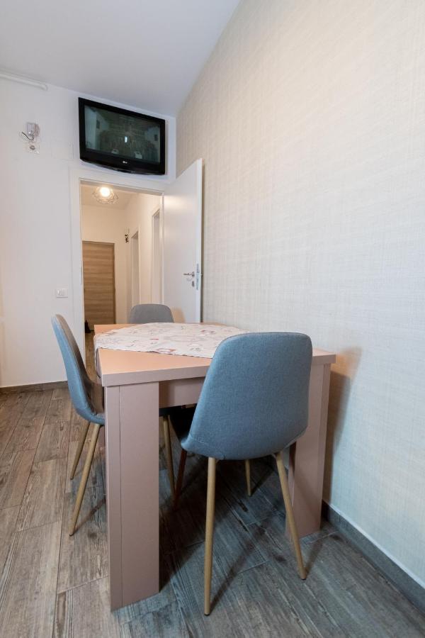 Yan Apartment - Near Mall & Free Private Parking 브라쇼브 외부 사진