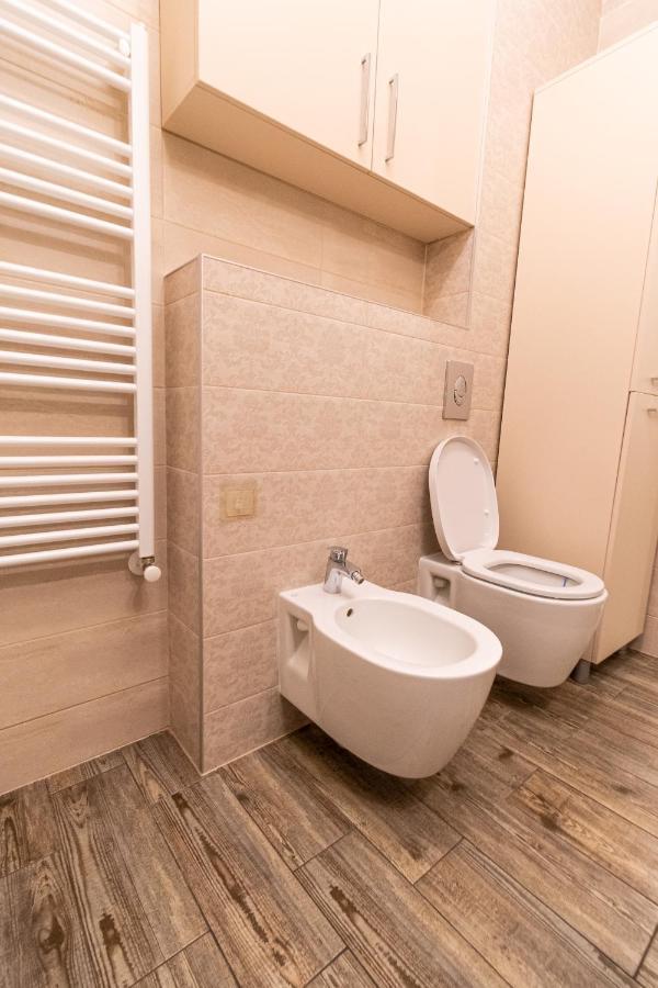 Yan Apartment - Near Mall & Free Private Parking 브라쇼브 외부 사진