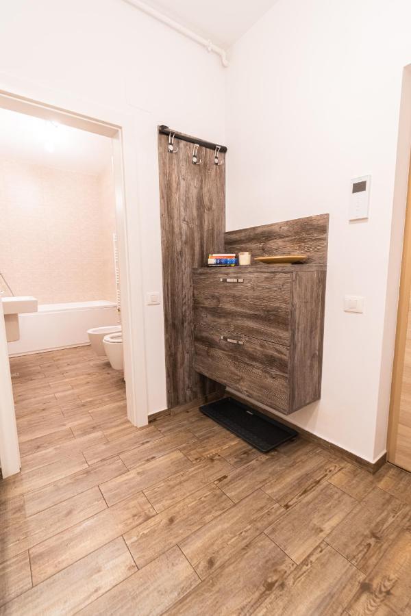 Yan Apartment - Near Mall & Free Private Parking 브라쇼브 외부 사진